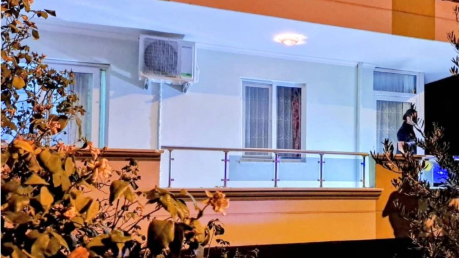 chpli belediye baskani gonca koksal arasin ailesinin evine molotoflu saldiri annesi ile dedesi evdeydi 9hs3riIN