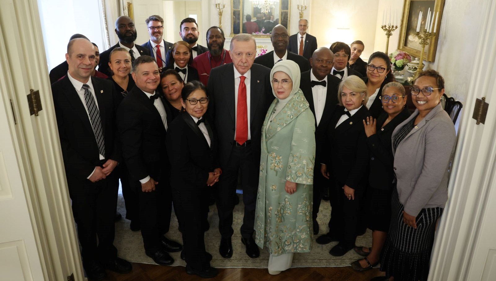 cumhurbaskani erdogan blair house calisanlariyla hatira fotografi cektirdi z5raGIqm