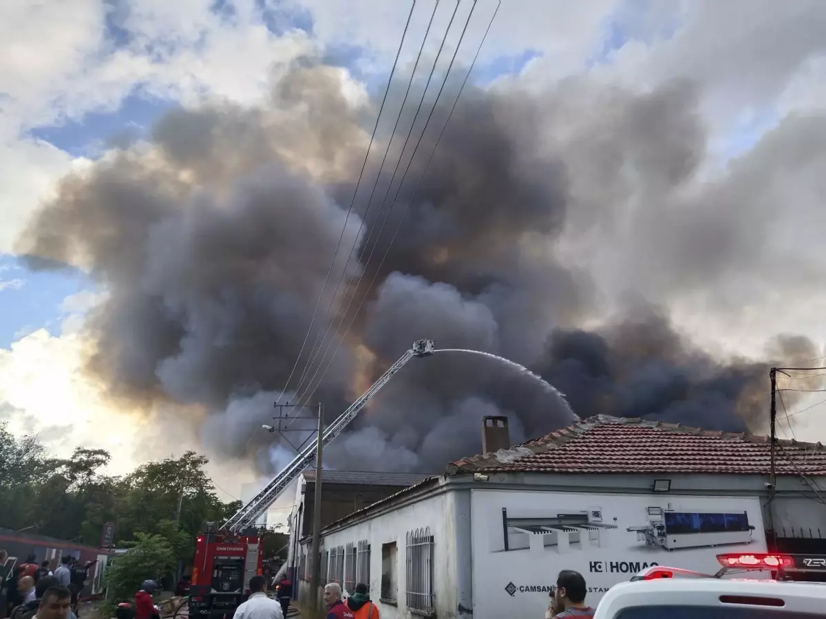 izmirde depo yangini TLzhaztJ