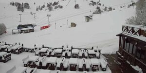 nisan-sonunda-beyaz-cennete-kis-geri-dondu-1-metre-kar-var-Abm4L8pv